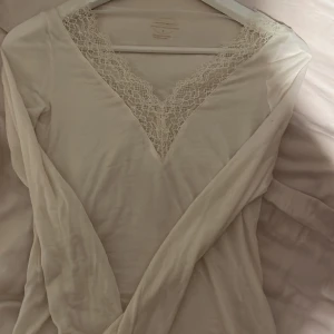 Säljer denna intimismi tröjan  - Bra skick utom ett litet hål 