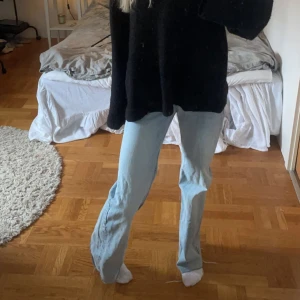 Zara jeans  - Säljer nu mina ljusblåa High-Rise Full Lenght Wide leg jeans i storlek 32 från Zara. De är aldrig använda och nästan alla lappar e kvar. De är väldigt snygga och passar till allt. Köparen står för frakten. Ingår INTE i priset.💗💗💗