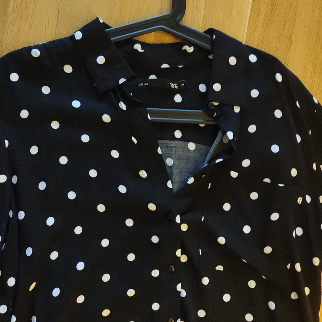 Oanvänd prickig blus - 90