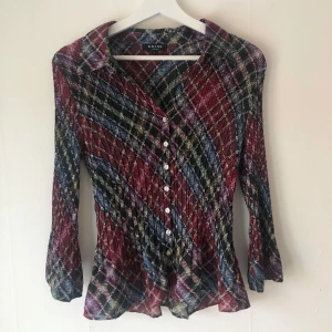 Rutig blus  - Rutig tunn blus med trumpetärmar/trumpetformad nedtill. Står storlek L men skulle säga att den passar storlek S❤️