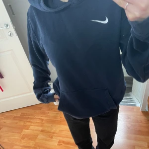 Marin blå Nike Hoodie  - Säljer denna mörkblåa Nike Hoodie för 120kr , kommer inte till andvänding 