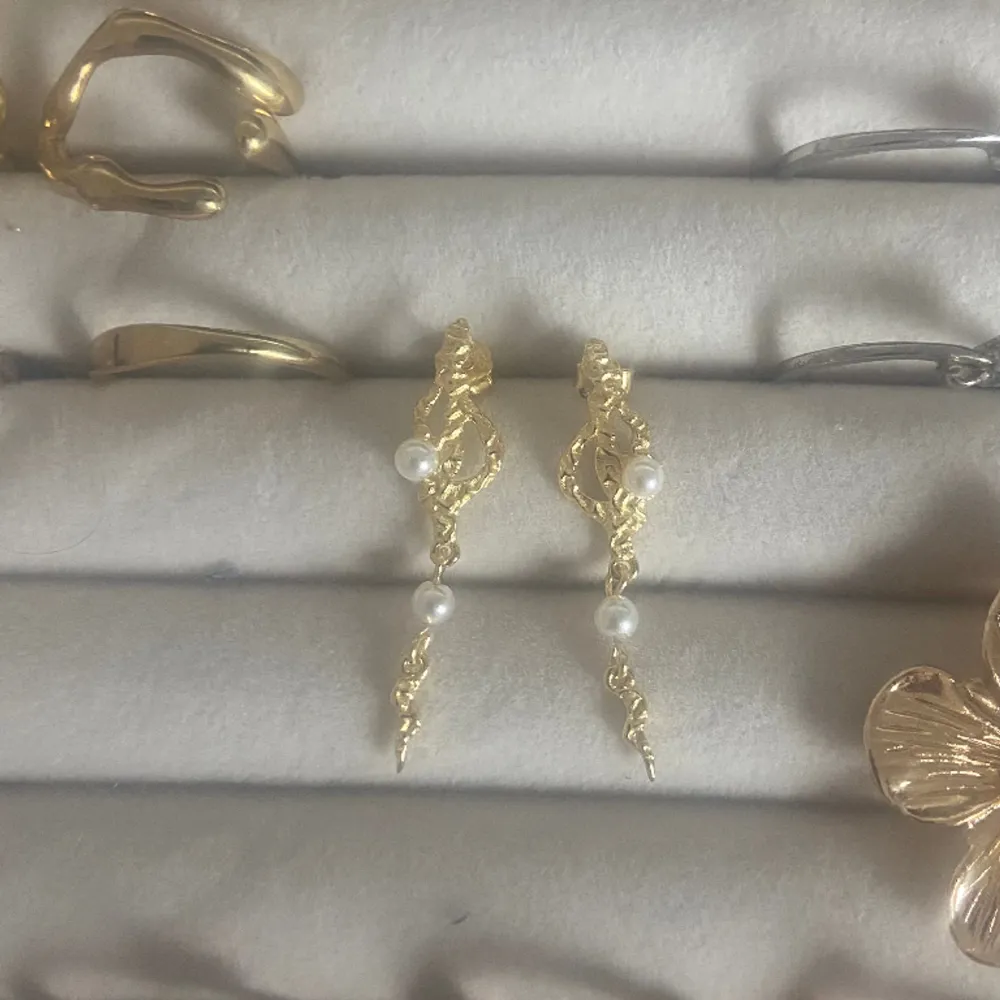Guldörhängen med små pärlor💞ÄKTA GULD, köpta på Nava Copenhagen för 849, säljes för 500💋 3cm på längden, Pris kan diskuteras vid snabb affär💞. Accessoarer.