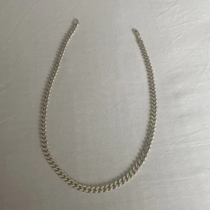 Silver kedja - 55cm lång mycket fint skick försäkrad till december kvitto finns. Kan gå ner i pris