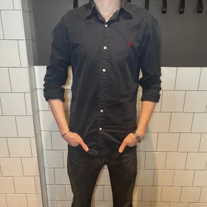 Ralph Lauren Skjorta - Sjukt snygg och fräsch ralph lauren skjorta! Storlek S. Modellen är 180 och väger cirka 60 kg. Nypris 1000-1500 kr, vårt pris 299 kr! Skick 8/10. Hör av dig vid minsta fråga!