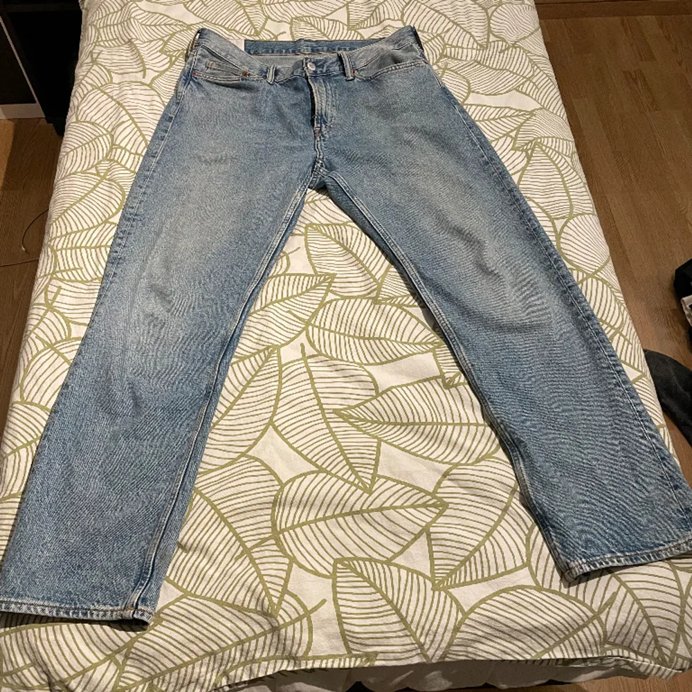 Säljer dessa relaxas fot jeans från H&M. Bekväma och snygga jeans i 10/10 skick utan defekter! Skriv vid fler frågor! . Jeans & Byxor.