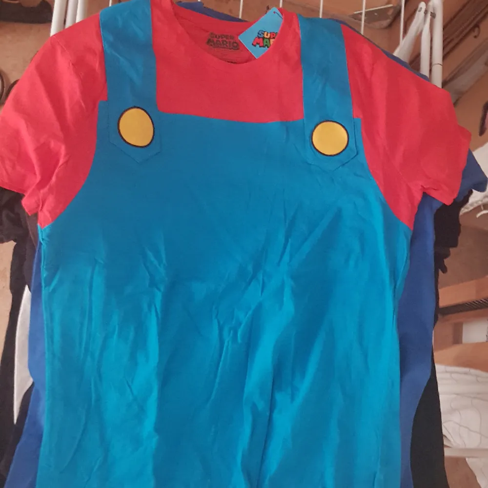 T-Shirt med Super Mario Bros tryck. Marios färger. Nintendo. T-shirts.