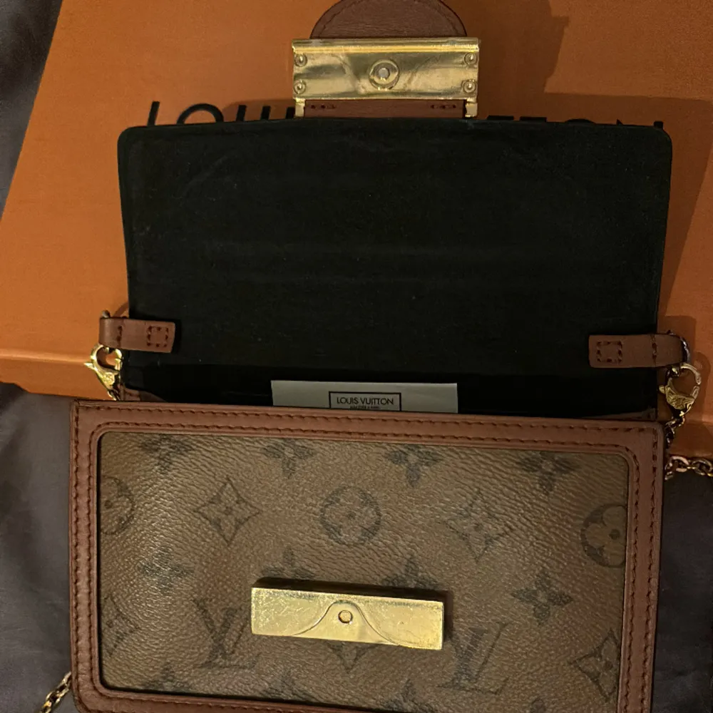 En fin Louis Vuitton väska som är äkta vi har kvitto på väskan || ny pris på väskan är 21 000kr men vi kommer att sälja den för 17 000kr || har du några funderingar eller något så är de bara att kontakta oss!. Väskor.