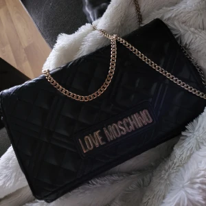 Love Moschino väska - Använd ganska mycket. Köpte den för 1355! 😊