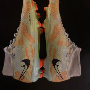 Fotbollsskor Nike Air Zoom Mercurial Nikeskin - Stl: 44,5(passar 41 i vanliga skor) Skick: 8,5  Använt knappt en säsong, växte ur dem, inga skador. Nypris: 1200kr