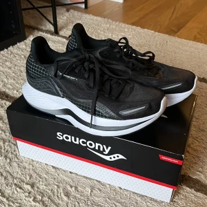 Saucony Löparskor - Modellen Endorphin Shift 3 från Saucony i gott skick! Använda inomhus ett par gånger men passar inte mig riktit., så letar nu ett nytt hem.
