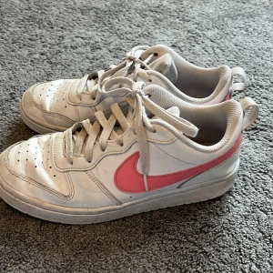 Nike skor - Super fina Nike skor. Lite andvönda men annars precis som nya! Ny pris ca 400kr.