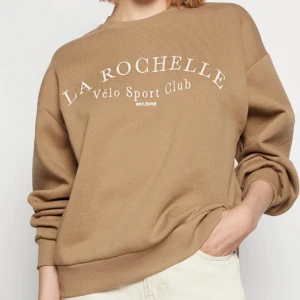 Brun/Beige Sweatshirt  - Nyskick, använd ungefär två gånger pågrund av att den inte är min färg, nypris 249kr💕 Du betalar frakt själv☺️