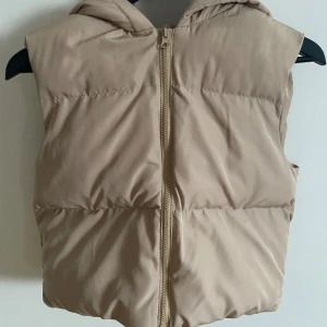 NA-KD väst - Croppad pufferväst Fint skick 