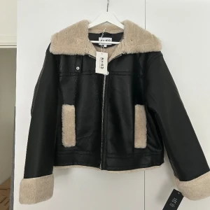 Jacka NA-KD  - Helt oanvänd jacka från NA-KD. Nypris 1199 kr, mitt pris 600 kr.  Storlek 40 men passar även större samt mindre om man vill ha den oversized. Köparen betalar frakten eller hämtar i Karlskrona/Växjö. 