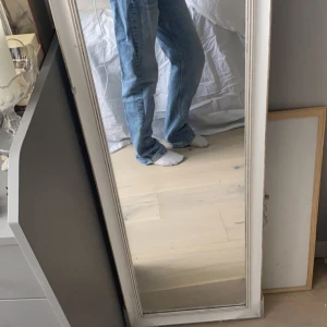 Snygga bagy jeans - Super snygga baggy. Dom sitter super bra på mig som är storlek 34-36 men eftersom materialet är stretchigt funkar det säkert om du är en strl större.Priset är ej skrivet i Sten.Skriv om du har flera frågor 💗