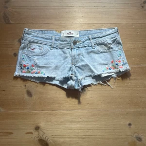 Lågmidjade hollister shorts  - Säljer dessa Lågmidjade hollister shorts💕hör av er vid fler frågor💕säljer + frakten💕
