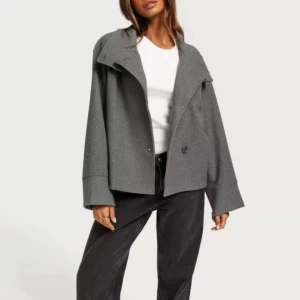 Grå jacka - Säljer min superfina gråa jacka från Gina Tricot som inte kommer till användning. Använd ett antal gånger, inga defekter. Köptes ny för 600 kr. Skriv för frågor eller fler bilder❤️