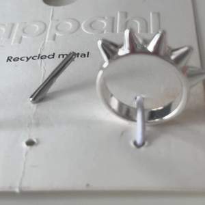 Säljer en Edblad ring Dupe ifrån Kappahl. Den är ej använd och är som ny, säljer pga ja använder bara guld smycken💕