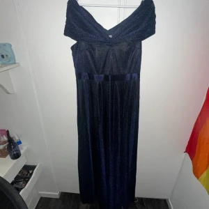 Balklänning  - Aldrig använd och kan ej skicka tillbaka 