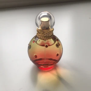 Britney Spears - Blissful Fantasy EdT 30 ml parfym - Parfym med doft av bland annat lilja, honungsmelon och jasmin. Har bara använts några enstaka gånger💗🌸