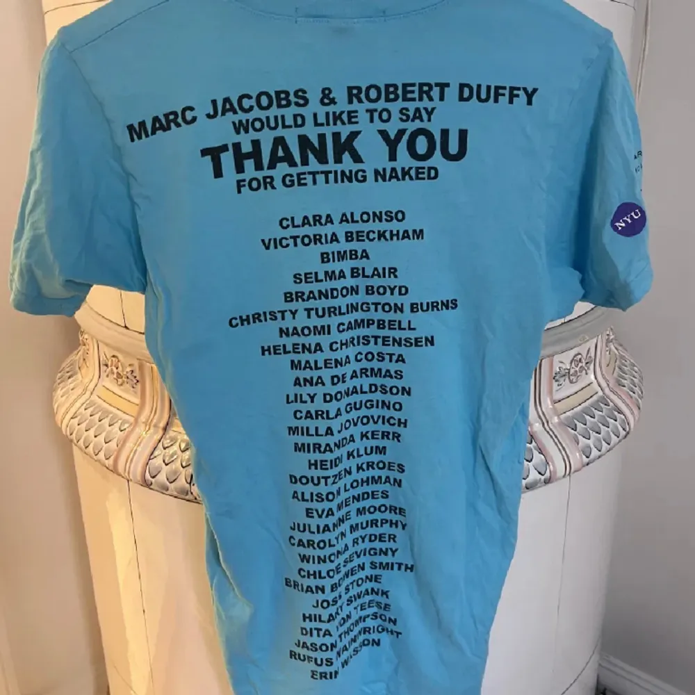 T-shirt från Marc Jacobs i gott skick!🩵🩵. T-shirts.