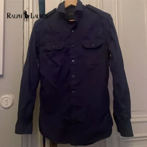 Ralph Lauren Overshirt - Ralph lauren ocershirt i st XS men passar bäst i S. Ganska tunn så är perfekt för våren som kommer!