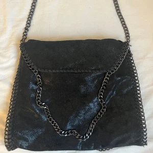 Stella McCartney liknande väska - Jag säljer min Stella McCartney liknande väska då den inte har kommit till användning! Den är köpt i Spanien så den är dessvärre inte äkta🌴🌺🌊Superfräsh och i nyskick💕👜