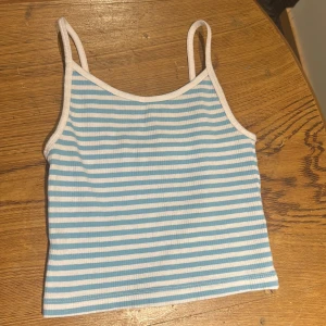 Gulligt linne nu till våren och sommaren 💃 - Jättefint linne från NewYorker 🫶🏼 Endast använd 1 gång så i nyskick ⭐️