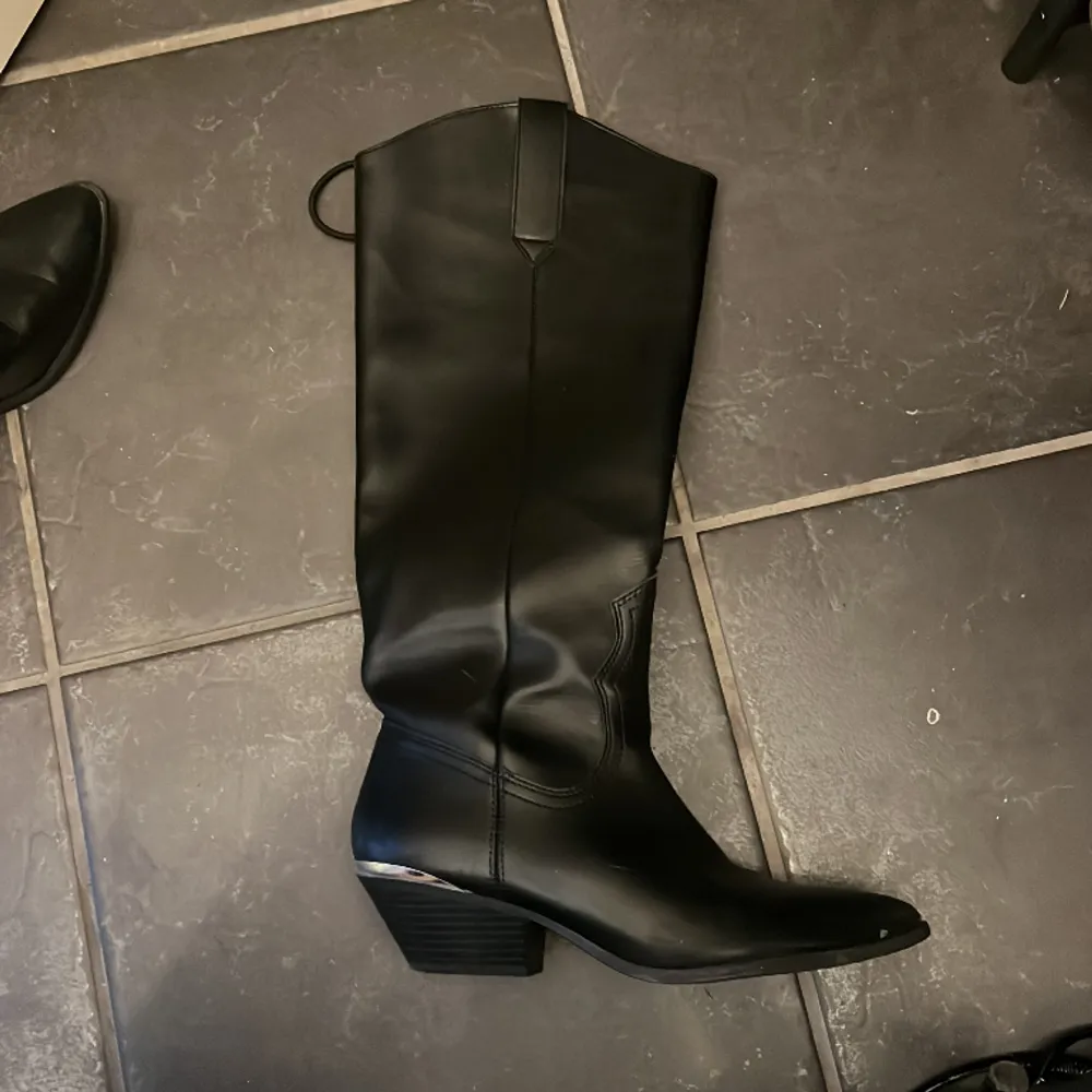 Super snygga boots, säljer då de aldrig kommer till användning . Skor.