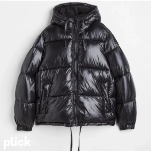 Dunjacka - Säljer denna assnygga jackan från HM i strl XS (passar större också) Säljs då den inte kommer till användning. Inga defekter❤️