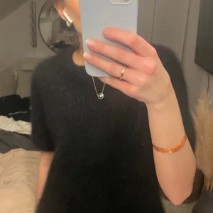 Stickad tröja  - Jättefin kortärmad tröja i jättemjukt material. Aldrig använt. Den är fluffig och svart. Köptes för 600kr och säljes för 400kr, priset är diskuterbart. 