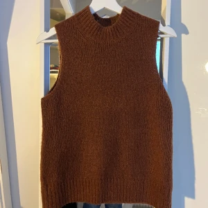 Stickad topp - Brunröd stickad halterneck topp! Stickad men sticks inte alls💕