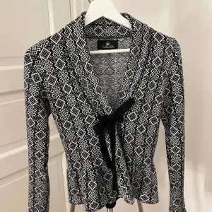 Kofta från Chelsea  - Svart och vit kofta inköpt på Chelsea för drygt 4 år sedan. Knappt använd så är i fint skick. Hör av er vid fler frågor.