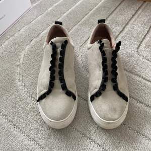 Fina skor från K.cobler i grå mocka. Använda ett fåtal gånger. 