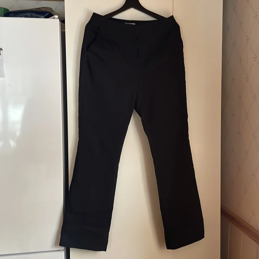 Svarta utsvängda kostymbyxor i storlek 40 från H&M. Gott skick.. Jeans & Byxor.