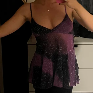 Glitter topp - Olika nyanser av lila med små stenar på, genomskinlig men extra tyg vid brösten