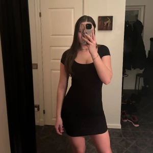 T-shirt klänning - Använd för väldigt längesen så vet inte vart den är ifrån eller exakta storleken då lapparna är bortklippta, men tror ungefär XS -S då den är lite liten för mig och jag har vanligtvis S-M. Men är i bra skick 