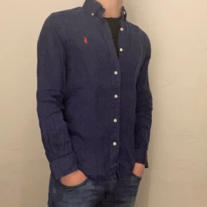 Ralph lauren skjorta - Tja! Säljer en Ralph Lauren linneskjorta. |storlek:XS| skick:7/10| nypris:1600kr vårt pris: 349kr| Modellen på bilden är 180cm| hör av er vid funderingar, Mvh👔