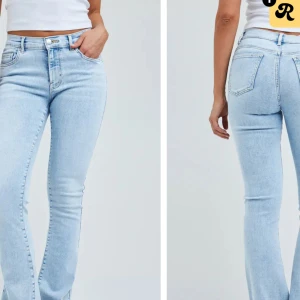 Low waist flare - Jätte fina Low waist flare jeans från Bikbok!💕 Knappast använda då de inte kommit till någon användning.  Storlek S längd 31 vilken motsvarar en bra längd för dig som är runt 160-167 Ny pris 599 Skriv för egna o fler bilder!