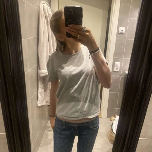 Grå t-shirt  - Fin t-shirt som passar både till träning och till vardags. Använd några få gånger, så väldigt fint skick utan några defekter. Skriv om du undrar något :) 