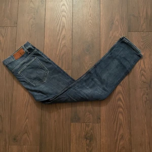 Tiger of Sweden Jeans  - Tjena! Säljer nu dessa schyssta jeans från tiger of sweden i modellen ”sharp”. De har tecken på användning här o där men ingenting man märker när de sitter på. Tveka inte att kontakta mig vid eventuella frågor 🙌Priset är förhandlingsbart!