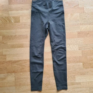 Aimn tights - Khaki färgade tights från Aimn. Sparsamt använda