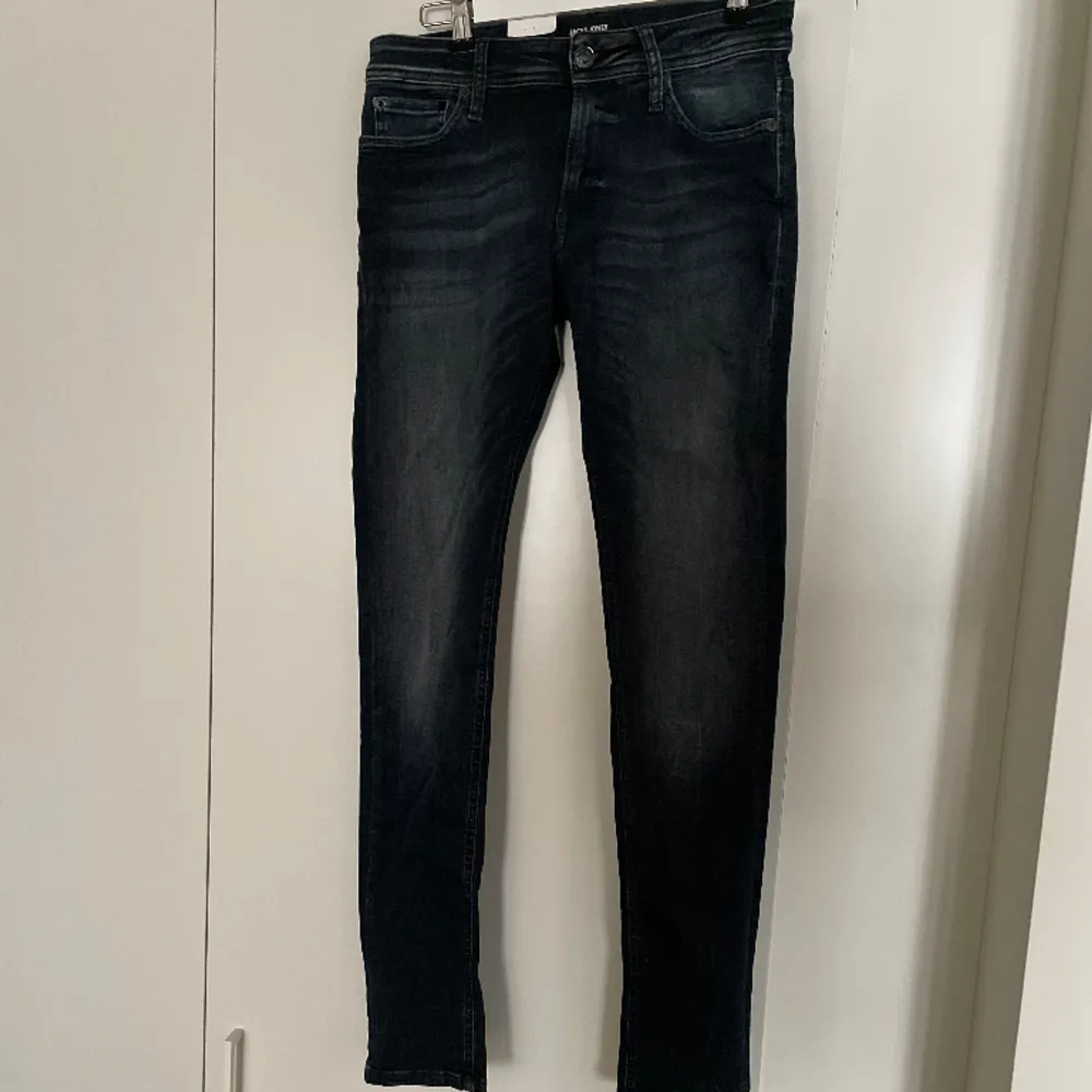 Jack & Jones jeans i modellen ”Skinny Liam”  Skick 10/10, lapparna är kvar, aldrig använda. Skriv privat om du har några frågor!. Jeans & Byxor.