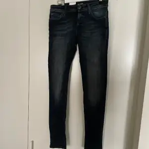 Jack & Jones jeans i modellen ”Skinny Liam”  Skick 10/10, lapparna är kvar, aldrig använda. Skriv privat om du har några frågor!