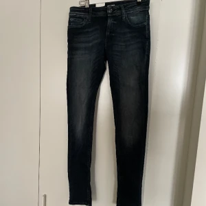 Jack&Jones Jeans - Jack & Jones jeans i modellen ”Skinny Liam”  Skick 10/10, lapparna är kvar, aldrig använda. Skriv privat om du har några frågor!