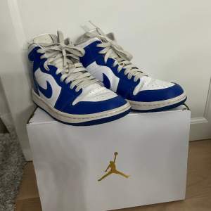 Säljer dessa skit snygga äkta air Jordan 1 mid i gott skick.  Inte använda så jätte mycket och inga defekter förutom lite smuts (syns på bild) storlek 38. Köpta på merch of sweden och såklart äkta. Pris kan diskuteras vid snabb affär. 