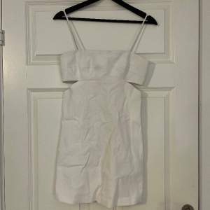 Kort vit klänning med dragkedja i ryggen. Tvättas innan jag skickar den. 