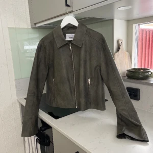 A-dsgn jacka - Perfekt vårjacka i fint skick, ser ut som nu! Från A-dsgn, finns ej längre att köpa:)🥰