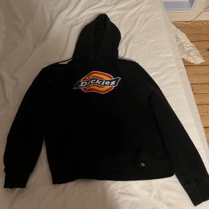 Dickieshoodie - Använd men fin Normal i storleken  Har tappat en liten del av plasten på snöret till huvan