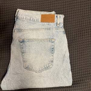 Högmidjade Jeans från Gina Tricot ”Premium Denim”  Samma model som på bilden fast dessa är med stentvätt.  Även en slits längs ner på innersidan av benen 